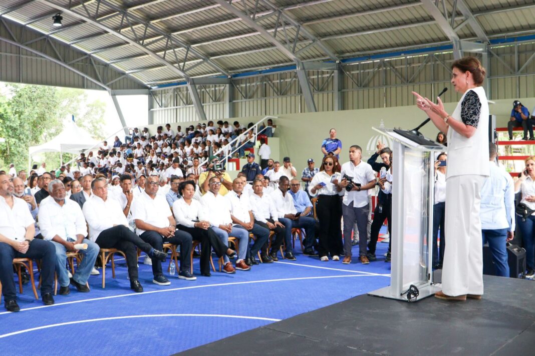 La vicepresidenta Raquel Peña se dirige a los presentes en el acto inaugural del moderno polideportivo techado en el Centro Educativo Morayma Veloz de Báez