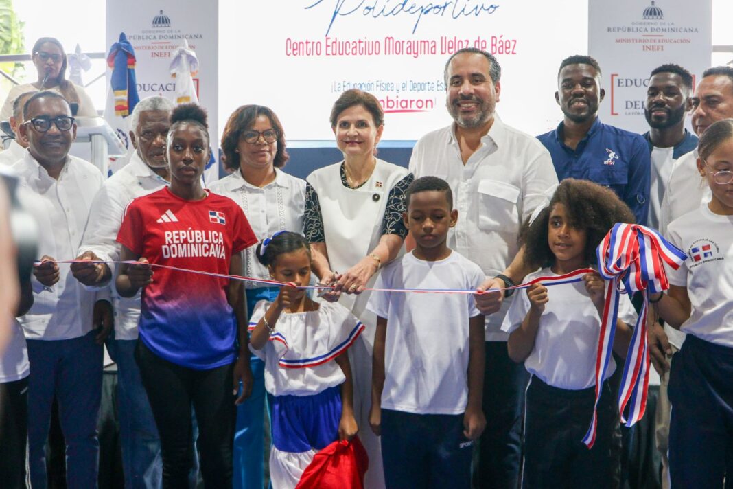 La vicepresidenta Raquel Peña y el director ejecutivo de INEFI, Alberto Rodríguez, cortaron la cinta simbólica para dejar inaugurado el moderno polideportivo