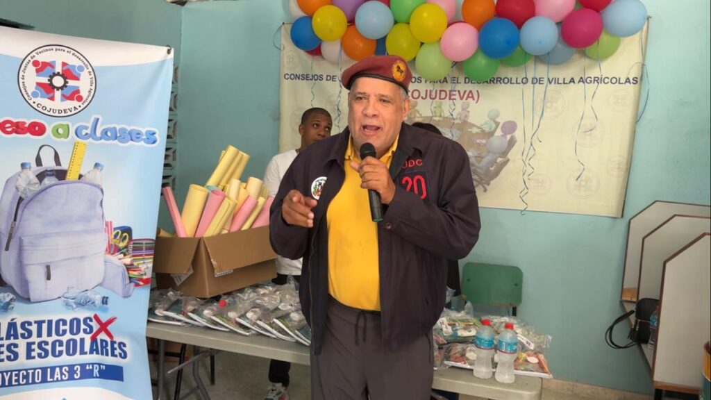 La imagen actual no tiene texto alternativo. El nombre del archivo es: Luis-El-Gallo-reparte-libros-mascotas-proclama-el-Ano-Escolar-de-la-Disciplina-y-los-Valores-Patrios.jpeg