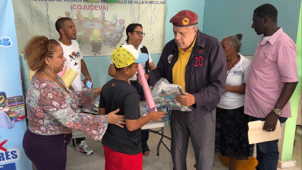 La imagen actual no tiene texto alternativo. El nombre del archivo es: Luis-El-Gallo-reparte-libros-mascotas-proclama-el-Ano-Escolar-de-la-Disciplina-y-los-Valores-Patrios.jpg