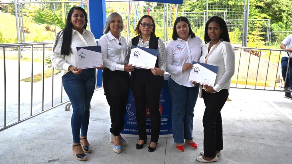 La imagen actual no tiene texto alternativo. El nombre del archivo es: Ministerio-de-la-Mujer-entrega-RD-1106000.00-en-Bono-Mujer-para-impulsar-el-acceso-de-nuevas-beneficiarias-a-una-vivienda-dign.jpeg