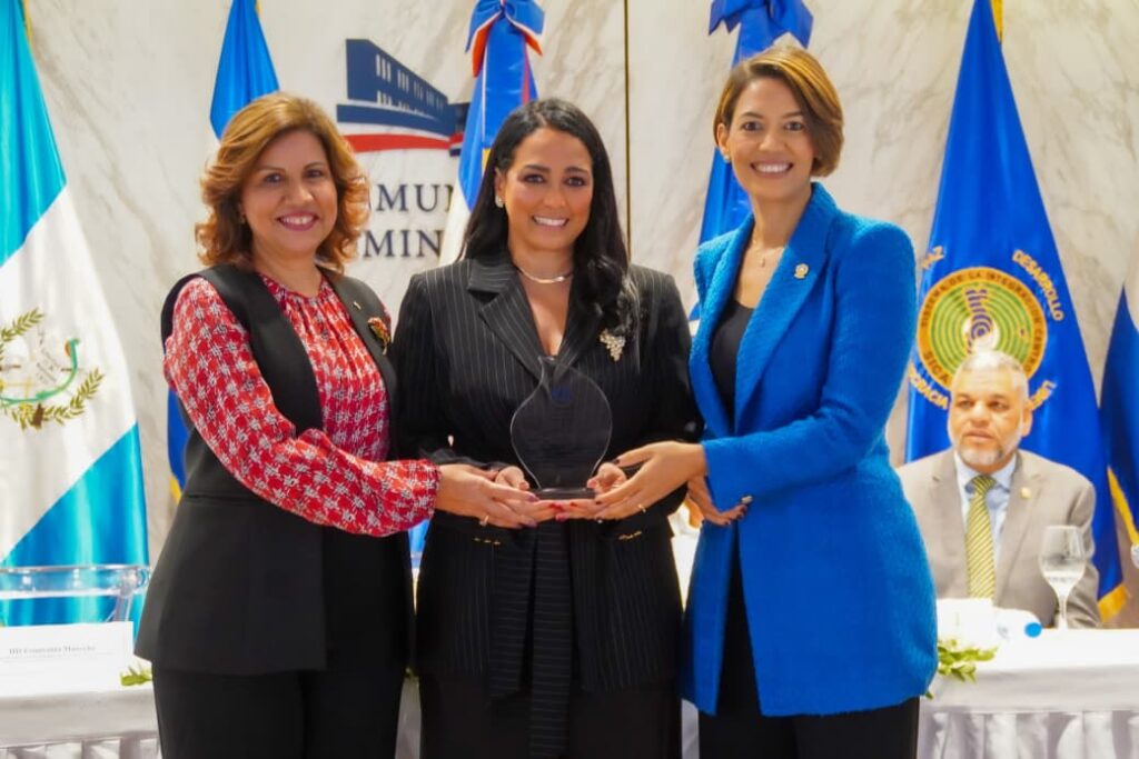 La imagen actual no tiene texto alternativo. El nombre del archivo es: PARLACEN-reconoce-Celines-Toribio-como-Mujer-Migrante-Destacada-en-apertura-del-XXII-Encuentro-Nacional-de-Mujeres-de-Partidos-Politicos.jpeg