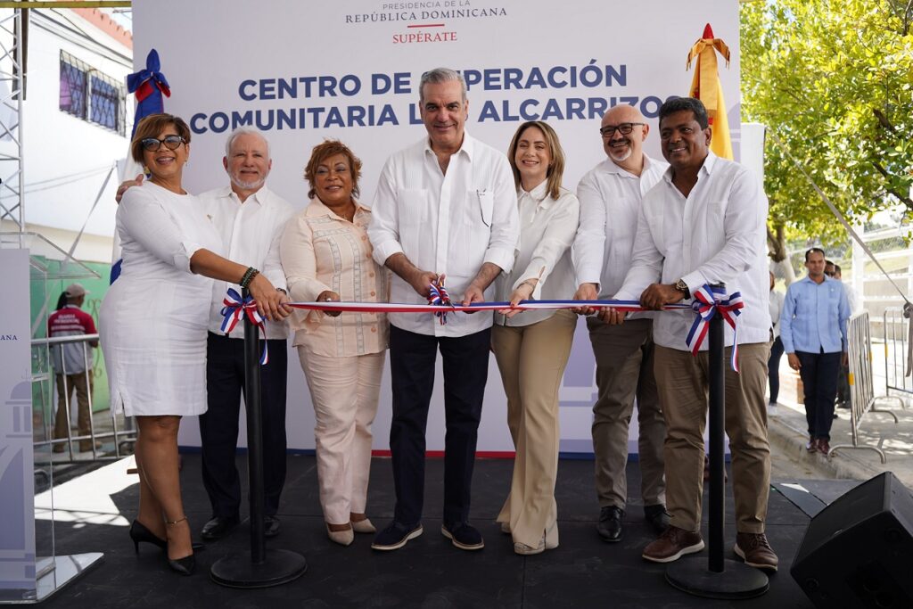 La imagen actual no tiene texto alternativo. El nombre del archivo es: Presidente-Luis-Abinader-hace-el-corte-de-cinta-que-deja-inaugurado-el-CSC-Los-Alcarrizos_-le-acompanan-la-directora-de-DDSS-Gloria-Reyes-y-autoridades-municipales.jpg