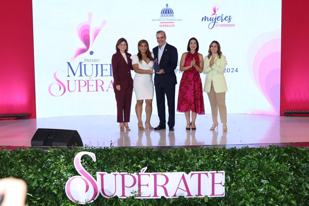 Pte. Luis Abinader, la vicepresidenta Raquel Peña, la primera dama, Raquel Arbaje y la directora de Supérate, Gloria Reyes, entregan estatuilla a SUPEREmprendedora galardonada