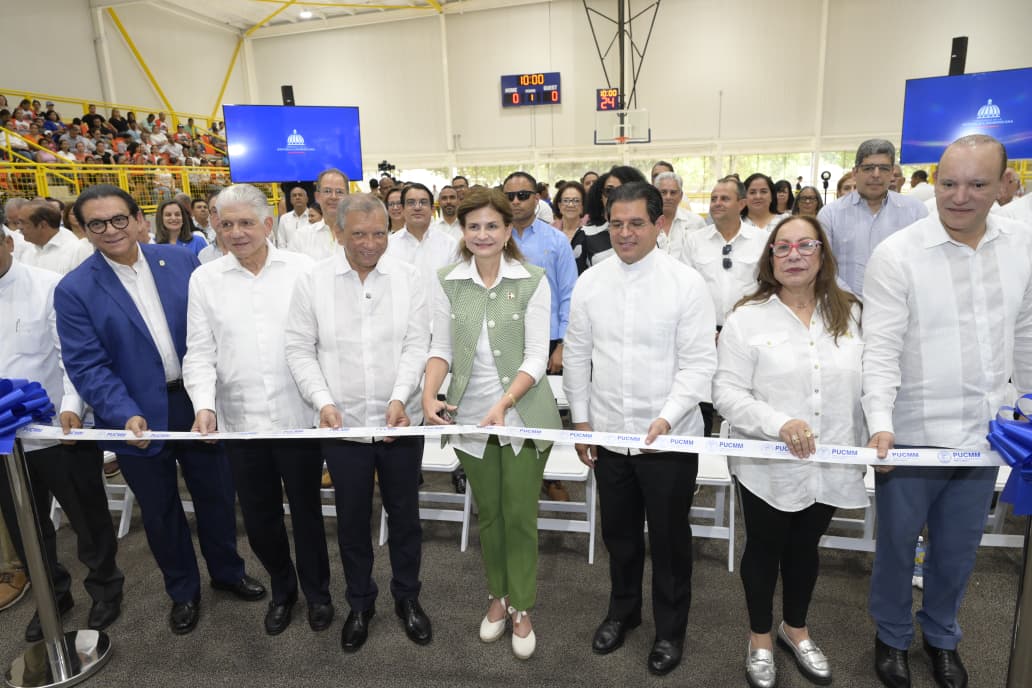 Raquel Peña; y el presidente ejecutivo de Banreservas, doctor Leonardo Aguilera, realizan el corte de cinta de la inauguración del polideportivo PUCMM