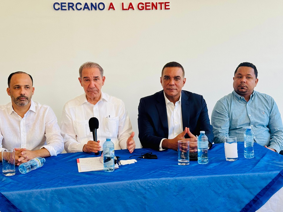 Senador Carlos Gómez y el Ministro Franklin García Fermín anuncian entrega de más de 190 becas jóvenes de Espaillat