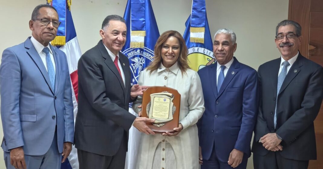 UASD reconoce a Cristina Contreras directora ejecutiva Hospital Lincoln en El Bronx}