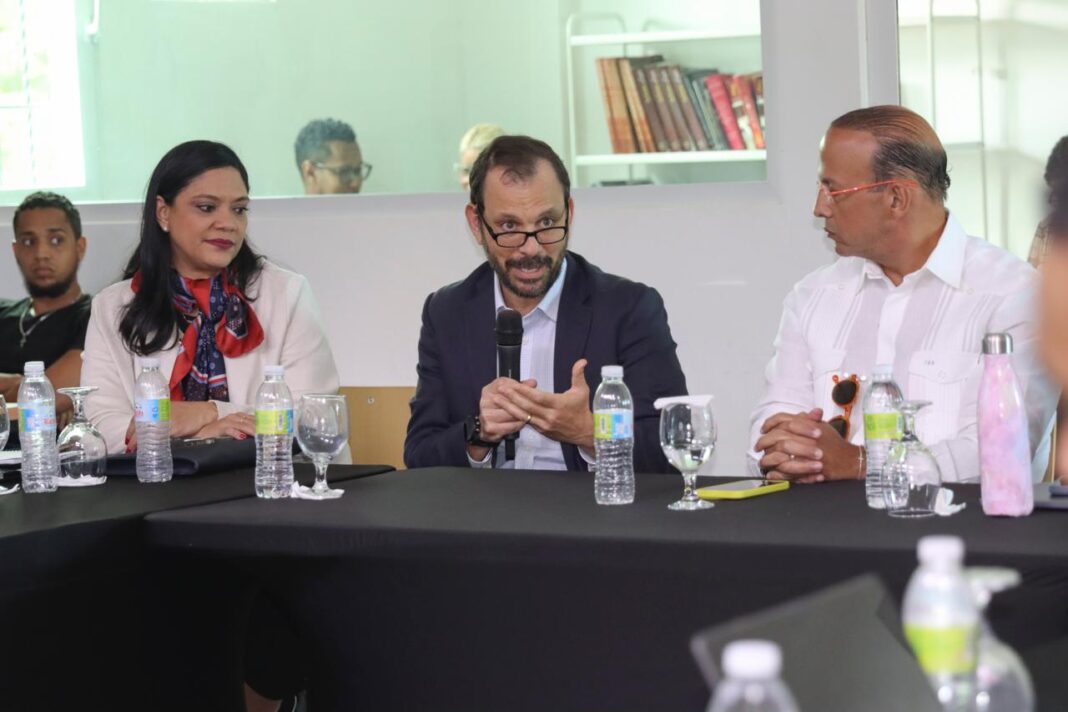 William Wiseman, del Banco Mundial, durante una reunión de trabajo en el CSCS de Boca Chica.