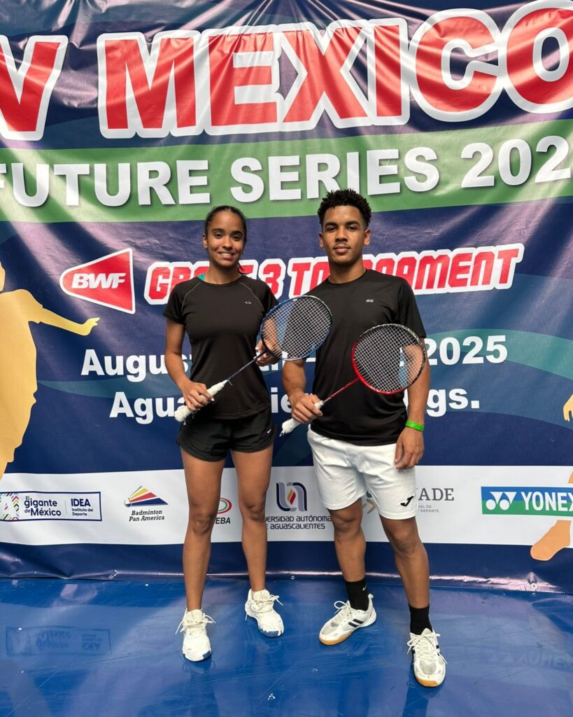 La imagen actual no tiene texto alternativo. El nombre del archivo es: badminton-dupleta-MIXTA-DE-NEGRO.-rojajpeg.jpeg