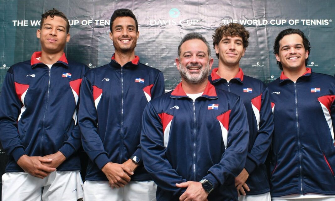 Al centro Jhonny Berrido, desde la izquierda Enmanuel Muñoz, Roberto Cid, Peter Bertran y Alejandro Gandini.