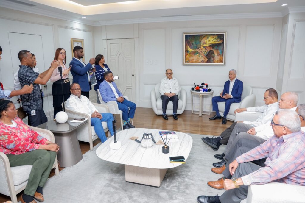 La imagen actual no tiene texto alternativo. El nombre del archivo es: Centrales-Sindicales-suspenden-llamado-Vigilia-tras-dialogo-con-el-presidente-del-Senado-Ricardo-de-los-Santos.jpeg