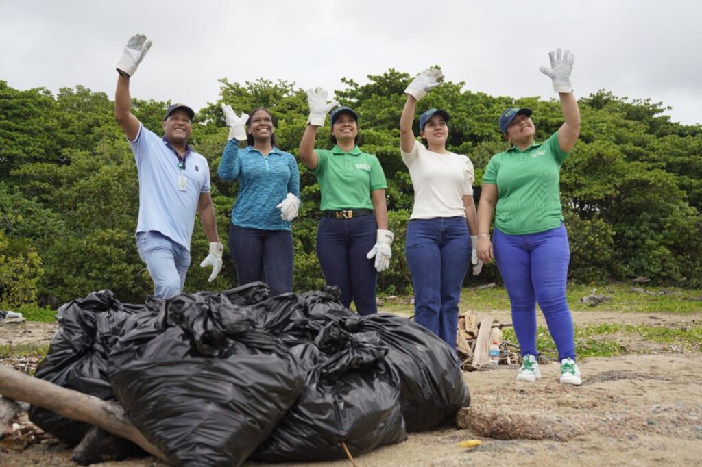 La imagen actual no tiene texto alternativo. El nombre del archivo es: Colaboradores-de-OMSA-recolectan-mas-de-800-libras-de-basura-durante-jornada-de-limpieza-playa.jpeg