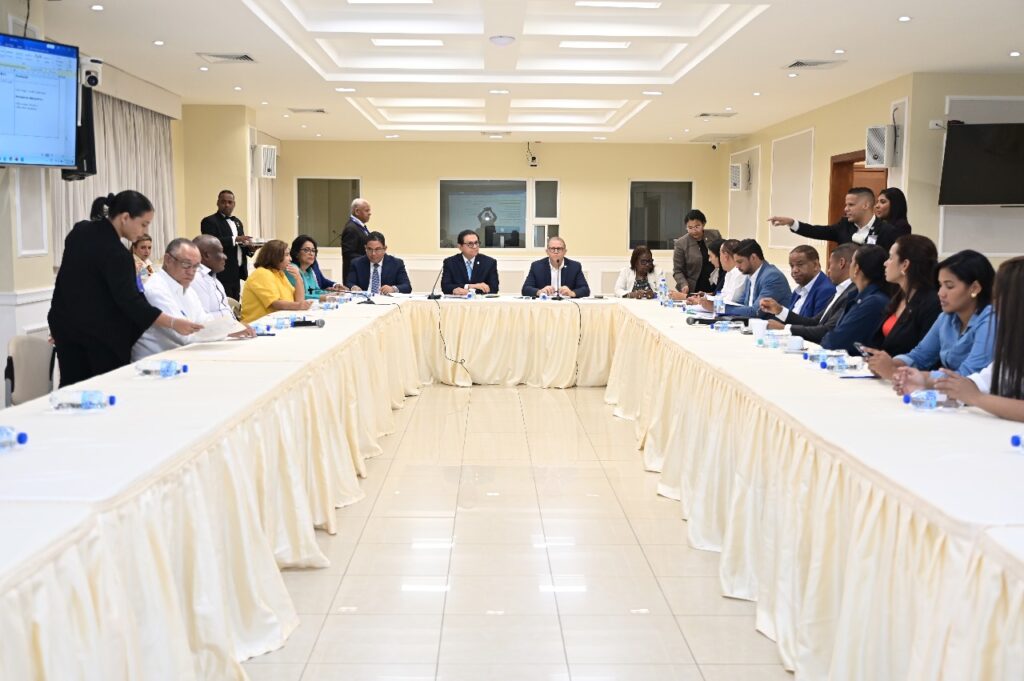 La imagen actual no tiene texto alternativo. El nombre del archivo es: Comision-Bicameral-que-estudia-Ley-de-Seguridad-Social-fija-fecha-vistas-publicas-La-Vega-y-Barahona.jpeg