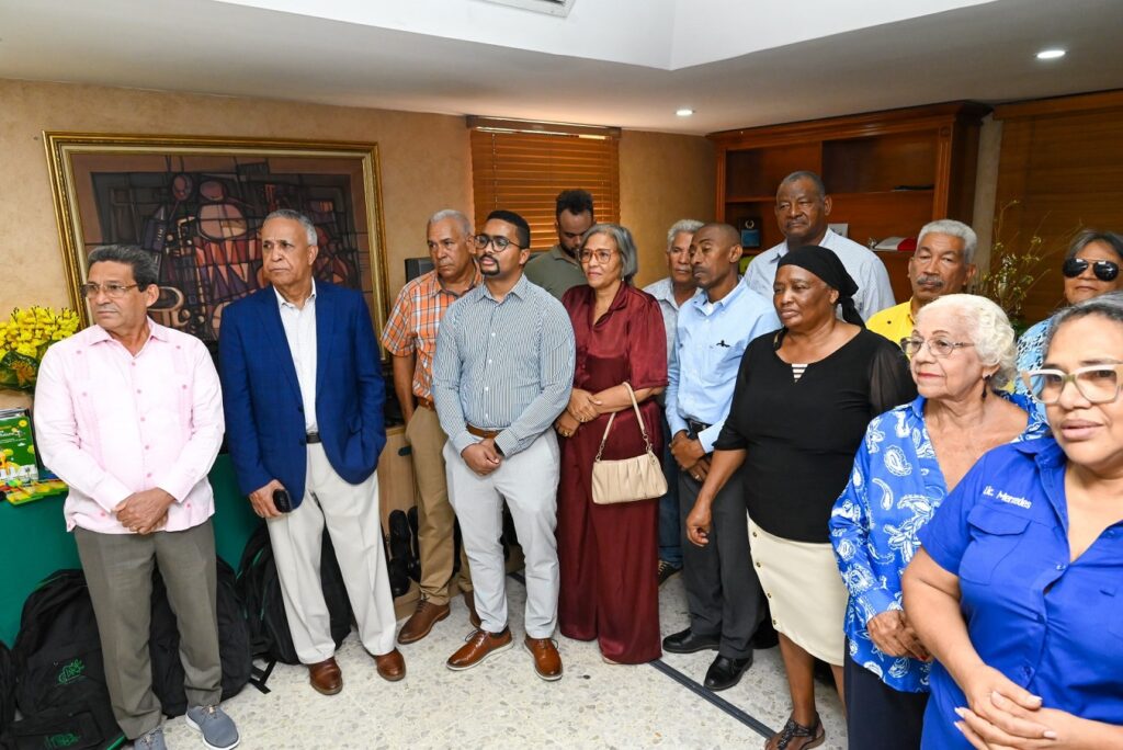 La imagen actual no tiene texto alternativo. El nombre del archivo es: Cooperativa-Empresarial-inicia-tradicional-programa-de-donacion-utiles-didacticos.jpg