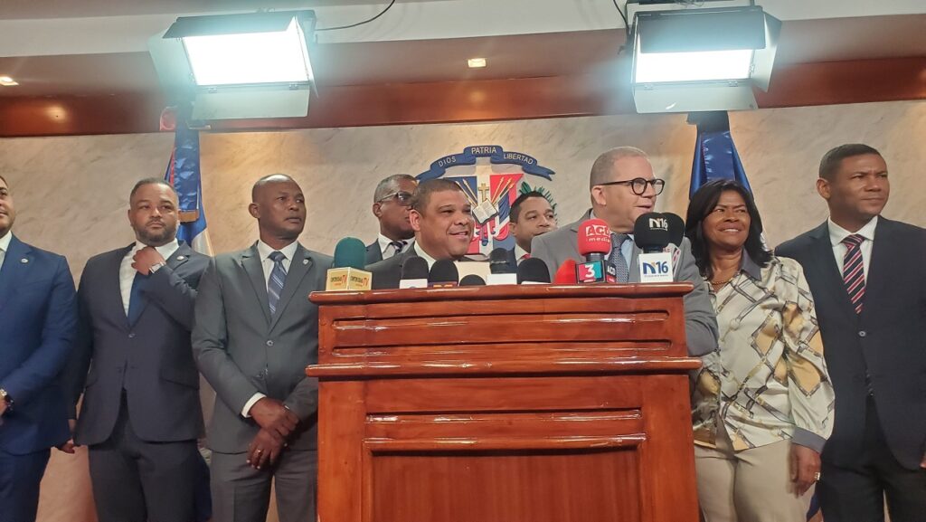 La imagen actual no tiene texto alternativo. El nombre del archivo es: Diputados-del-PRD-y-de-la-FP-someten-resolucion-para-que-se-interpele-Celso-Marranzini.jpg