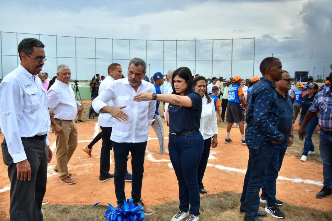 El comisionado de Béisbol, Junior Noboa conversa con Gisselle Valera, presidenta de Barrick Pueblo Viejo