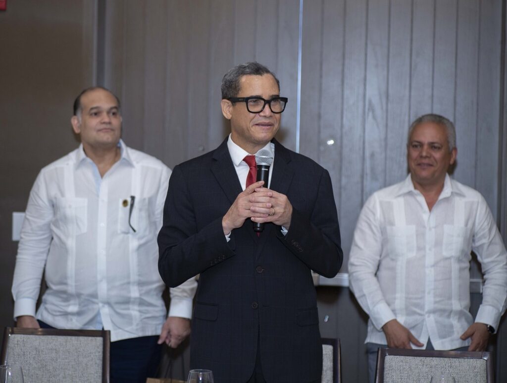 La imagen actual no tiene texto alternativo. El nombre del archivo es: El-ministro-Olivares-junto-a-Dario-Nunez-y-Luis-Rodriguez-presidente-y-tesorero-de-UGASA.jpg