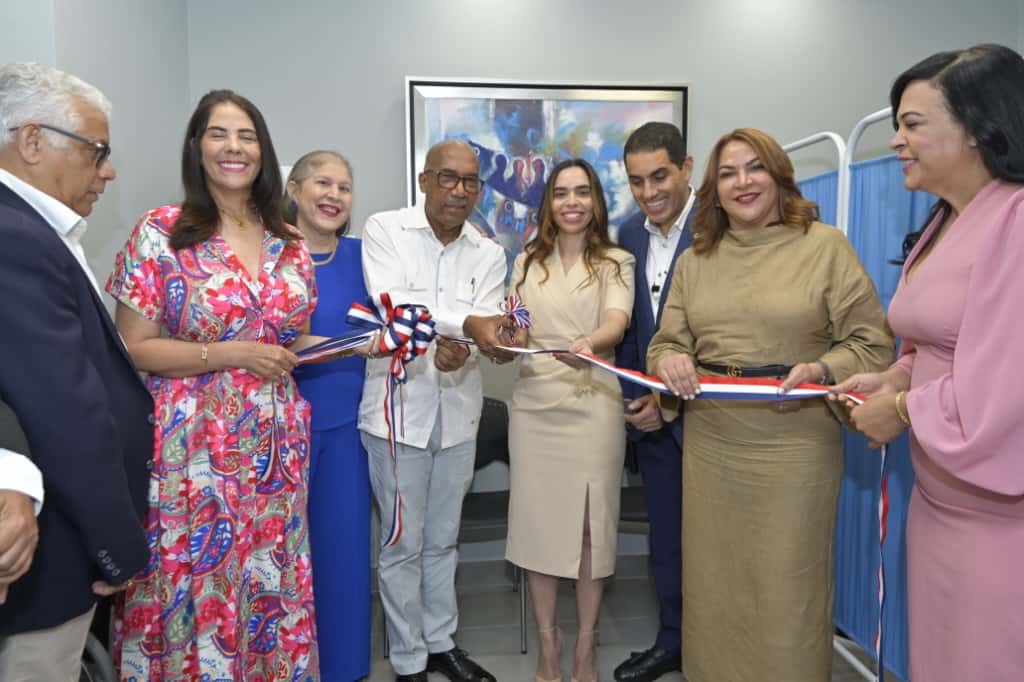 El presidente de la CoopReservas, Robinson Portorreal; Roberto Berroa, expresidente de dicha cooperativa; y Diosmary Peralta