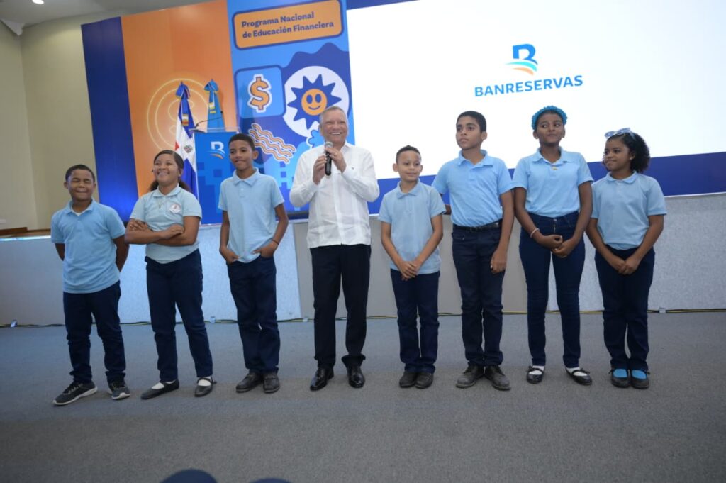La imagen actual no tiene texto alternativo. El nombre del archivo es: El-presidente-ejecutivo-de-Banreservas-Leonardo-Aguilera-junto-a-estudiantes-del-centro-educativo-Profesor-Angel-Rivera.jpeg