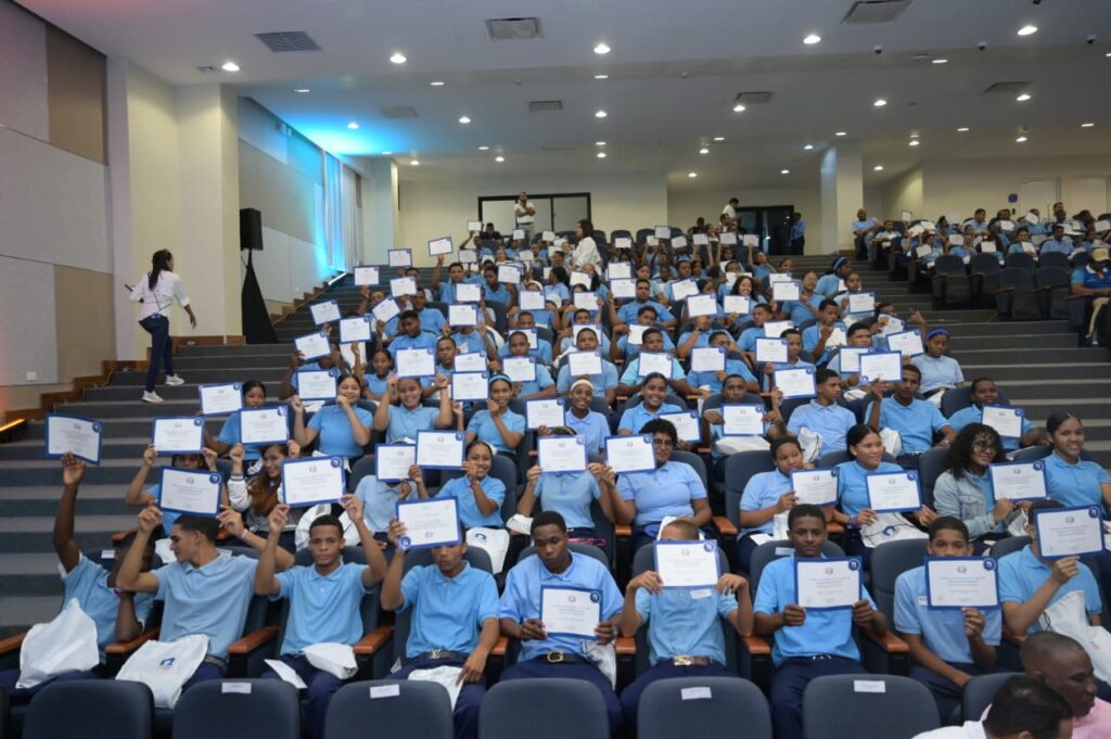 La imagen actual no tiene texto alternativo. El nombre del archivo es: Estudiantes-de-centros-educativos-de-la-provincia-Azua-de-Compostela-muestran-sus-certificados-de-participacion-del-taller-Puedo-Banreservas.jpeg