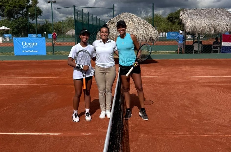 La tenista dominicana Julianny De La Cruz, junto a la ganadora del encuentro, la mexicana María Portillo