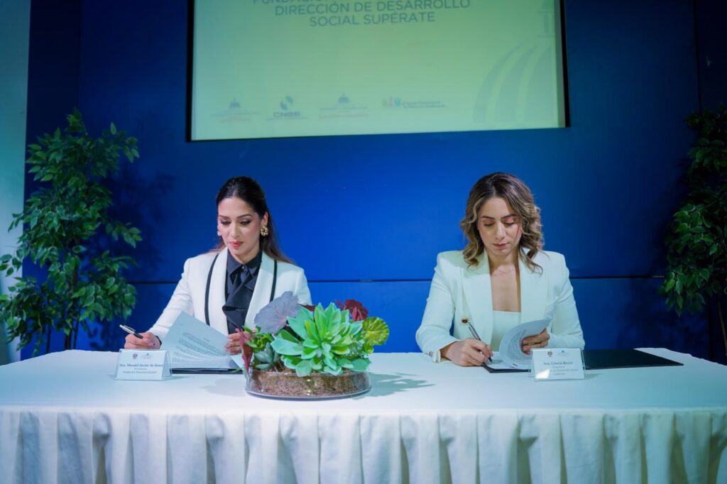 La imagen actual no tiene texto alternativo. El nombre del archivo es: La-vicepresidenta-de-Help4You-Massiel-Javier-y-la-directora-general-de-Desarrollo-Social-Superate-Gloria-Reyes-rubrican-el-acuerdo-que-beneficiara-a-50-NNA-afectados-por-tragedia-en-JetSet.jpg
