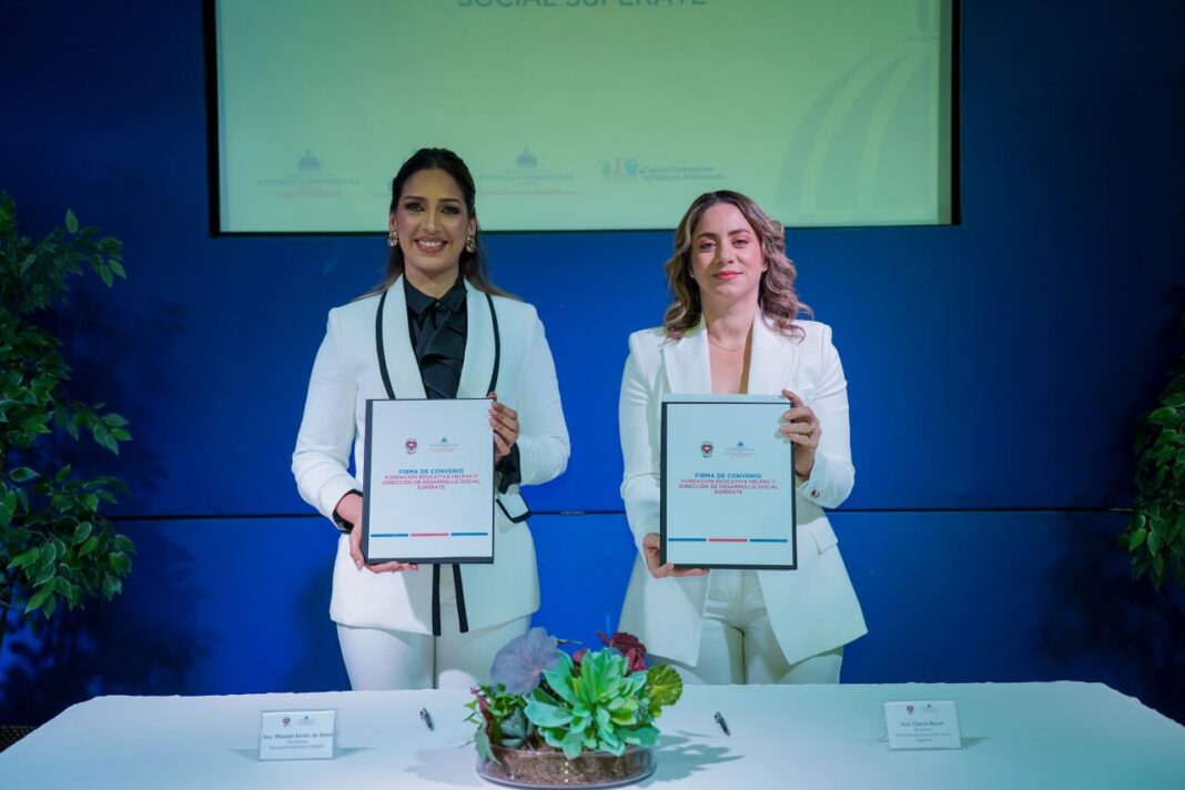 Massiel Javier, vicepresidenta de Help4You, y Gloria Reyes, directora general de Desarrollo Social Supérate, firmaron convenio que asegura el año escolar de 50 NNA en situación de orfandad por la traged