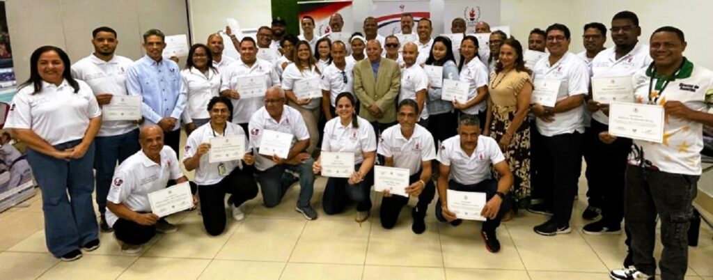 La imagen actual no tiene texto alternativo. El nombre del archivo es: Parte-de-los-participanticipantes-al-recibir-sus-certificados.jpeg