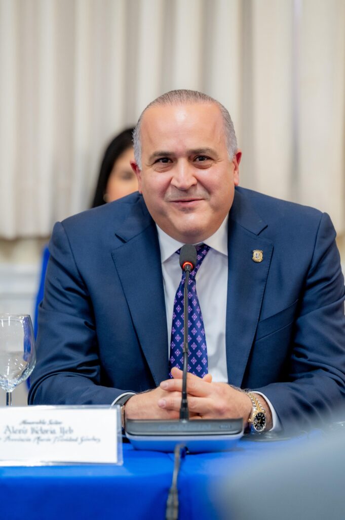 La imagen actual no tiene texto alternativo. El nombre del archivo es: Senadores-dominicanos-y-legisladores-del-Estado-de-New-York-realizan-encuentro-fortalecer-lazos-de-cooperacion-scaled.jpeg