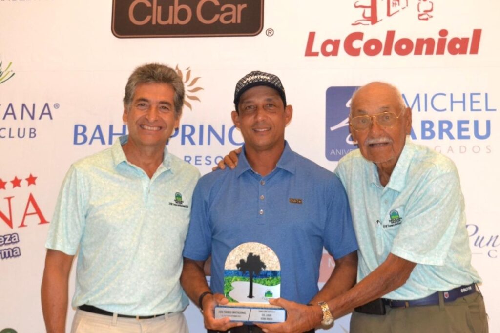 La imagen actual no tiene texto alternativo. El nombre del archivo es: Teddy-Garcia-presidente-del-Grupo-Dominico-Catalan-Cesar-Rodriguez-campeon-gross-y-el-homenajeado-Cesar-Rivera.jpg