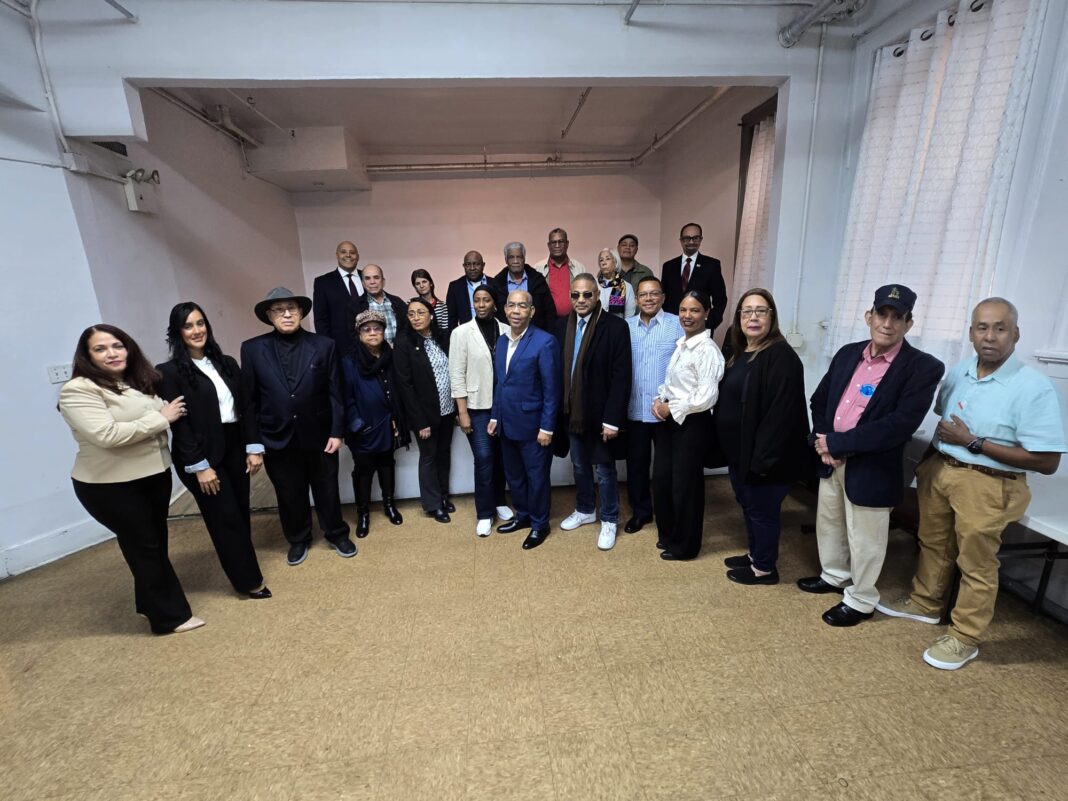 El conferencista Oscar López Reyes junto directivos y miembros de la filial del Colegio Dominicano de Periodistas de Nueva York