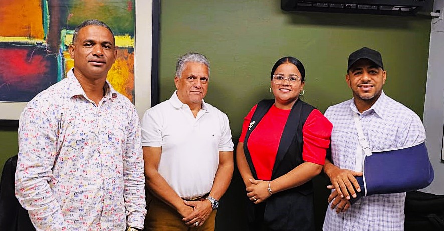 El director provincial de deportes MIDEREC-Santiago, Ramón Antonio Peña Rodríguez, junto a los regidores de Jacagua, Santa Cecilia Parra, Henry Vargas y Edwin Silveri