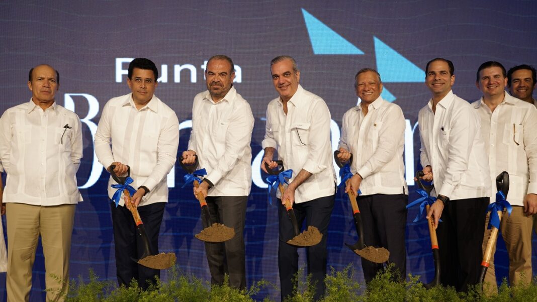 El presidente Luis Abinader junto al ministro de Turismo, David Collado
