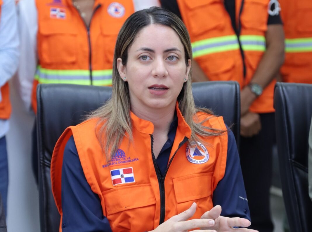 Gloria Reyes directora de Desarrollo Social Supérate dando declaraciones durante la reunión junto el SINI y la Defensa Civil, tras paso de la tormenta Melissa en el país