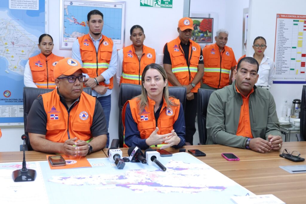 La imagen actual no tiene texto alternativo. El nombre del archivo es: Gloria-Reyes-junto-al-coronel-Ruben-Frontal-Carran-director-de-la-plataforma-SINI-y-Bernardo-Rodriguez-subdirector-de-la-Defensa-Civil-dando-seguimiento-al-paso-de-la-tormenta-en-el-pais.jpeg