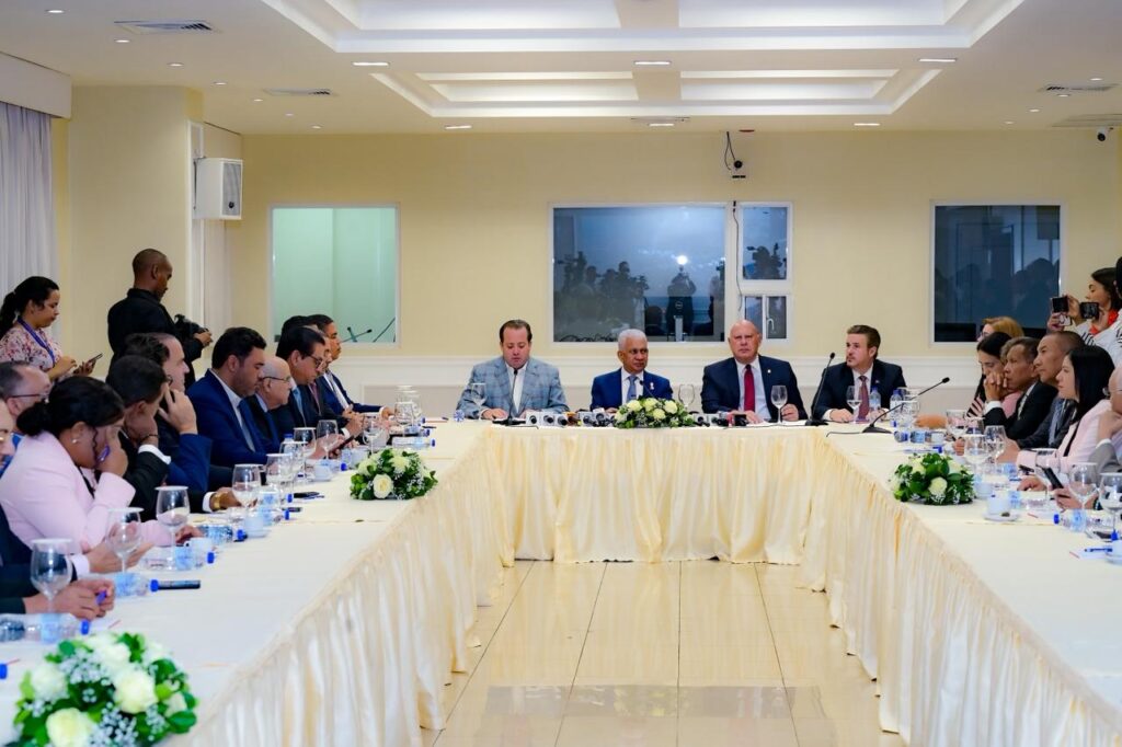 La imagen actual no tiene texto alternativo. El nombre del archivo es: Gobierno-presenta-senadores-Plan-Meta-RD-2036-que-busca-duplicar-el-PIB.jpeg