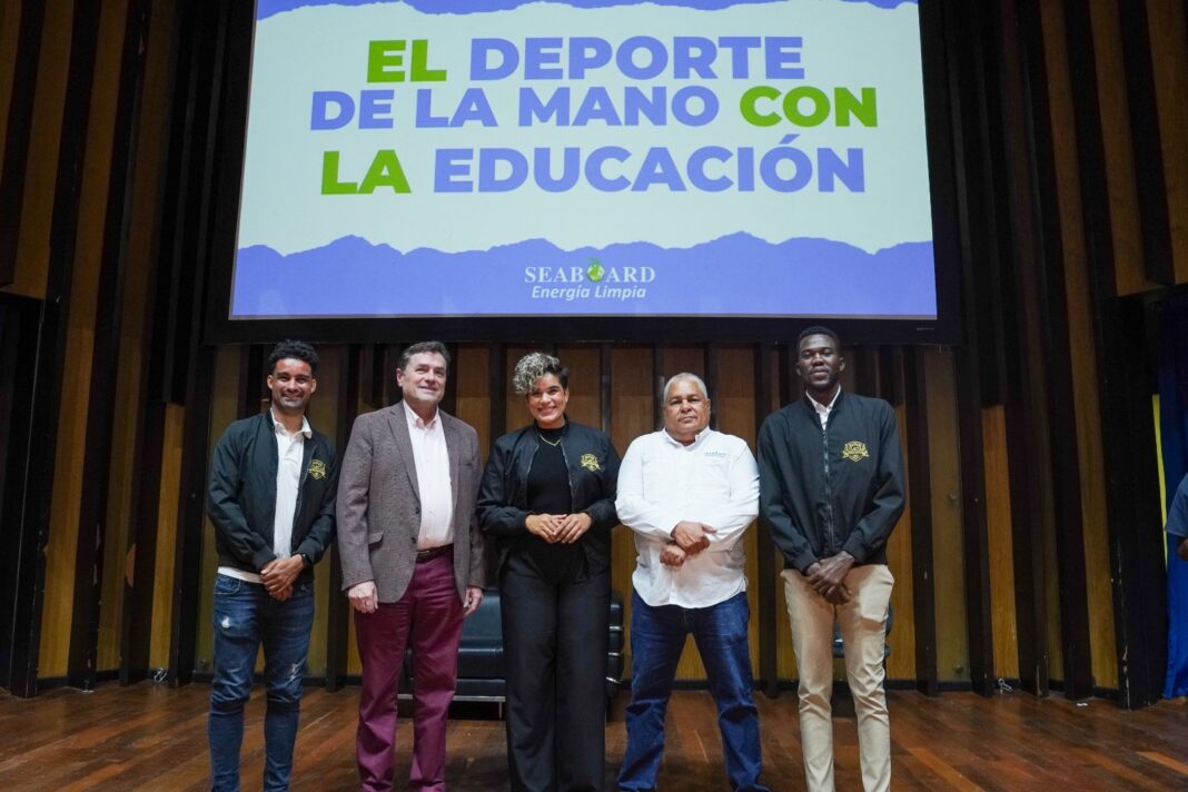 Los ejecutivos de Seaboard, Armando Rodríguez y Fernando Geraldino, junto a los protagonistas de la 7ma charla “El Deporte de la Mano con la Educación”s