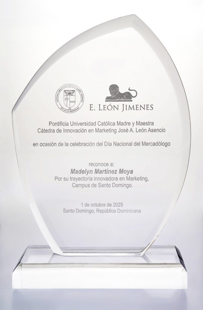 La imagen actual no tiene texto alternativo. El nombre del archivo es: PUCMM-y-Grupo-Leon-Jimenez-otorgan-a-Madelyn-Martinez-Moya-el-primer-reconocimiento-Don-Jose-A.-Leon-Asensio.jpg