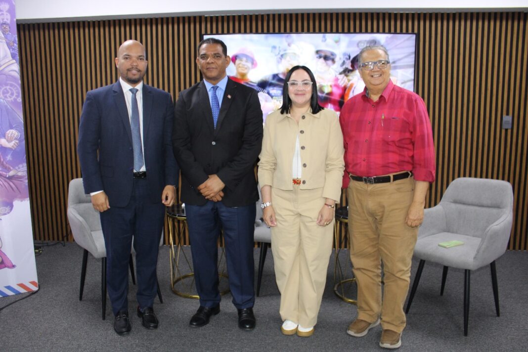 Panel sobre minería metálica y no metálica en la República Dominicana durante la Feria Internacional del Libro 2025