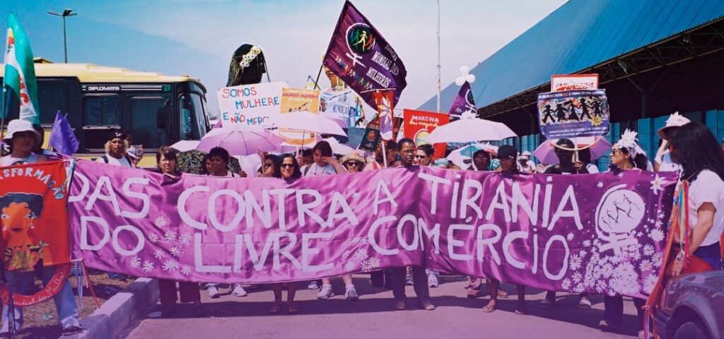 La imagen actual no tiene texto alternativo. El nombre del archivo es: Protesta-de-la-Marcha-Mundial-de-Mujeres-contra-los-acuerdos-de-libre-comercio-que-incluyen-clausulas-de-arbitraje-internacional-antipopulares.-Foto-MMM.jpg