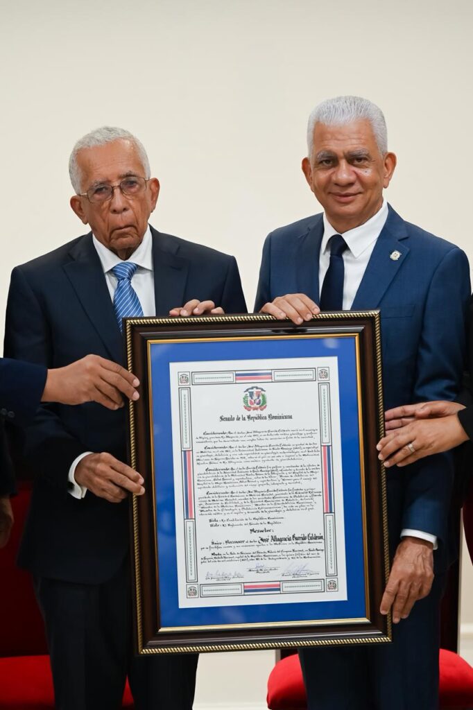 La imagen actual no tiene texto alternativo. El nombre del archivo es: Senado-reconoce-al-doctor-Jose-Garrido-Calderon-por-destacada-trayectoria-y-valiosos-aportes-en-beneficio-de-la-medicina-en-el-pais.jpeg