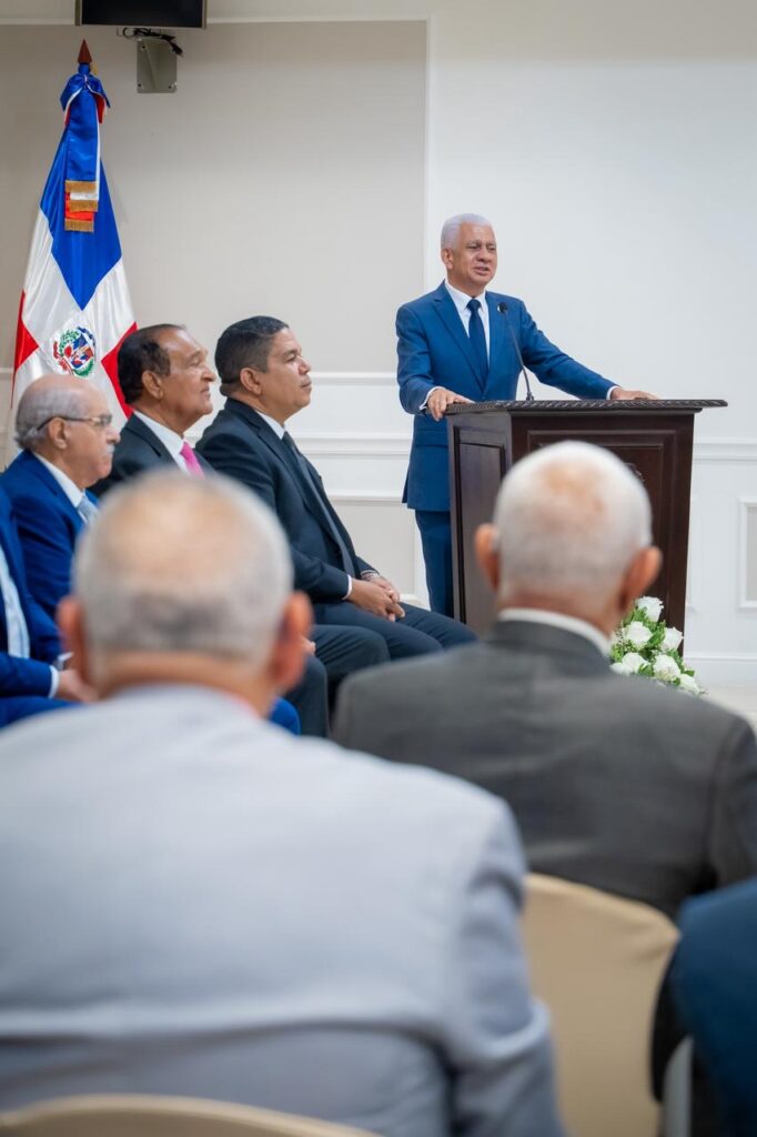 La imagen actual no tiene texto alternativo. El nombre del archivo es: Senado-reconoce-al-doctor-Jose-Garrido-Calderon-por-su-destacada-trayectoria-y-valiosos-aportes-beneficio-de-la-medicina-en-el-pais.jpeg