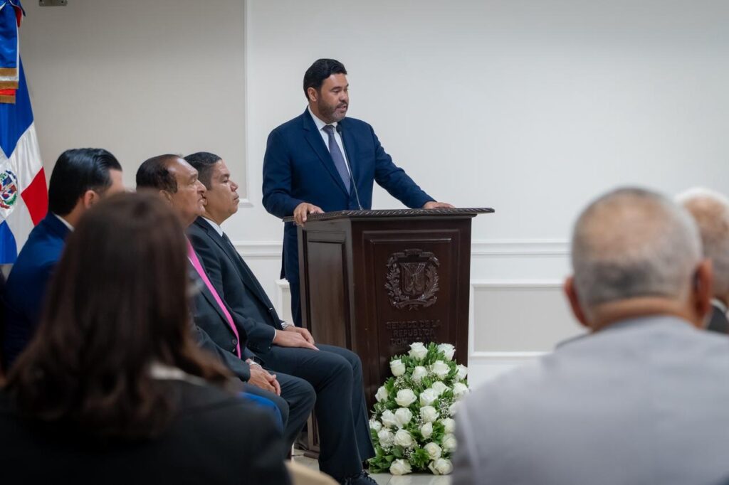 La imagen actual no tiene texto alternativo. El nombre del archivo es: Senado-reconoce-al-doctor-Jose-Garrido-Calderon-por-su-destacada-trayectoria-y-valiosos-aportes-en-beneficio-de-medicina-en-el-pais.jpeg
