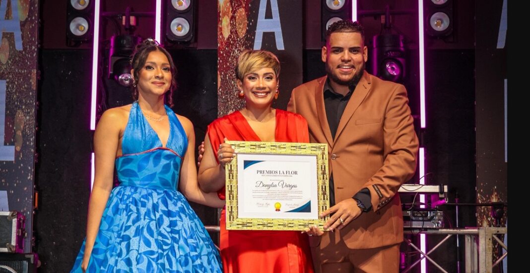 Danylsa Vargas recibe reconocimiento a la trayectoria Premios La Flor