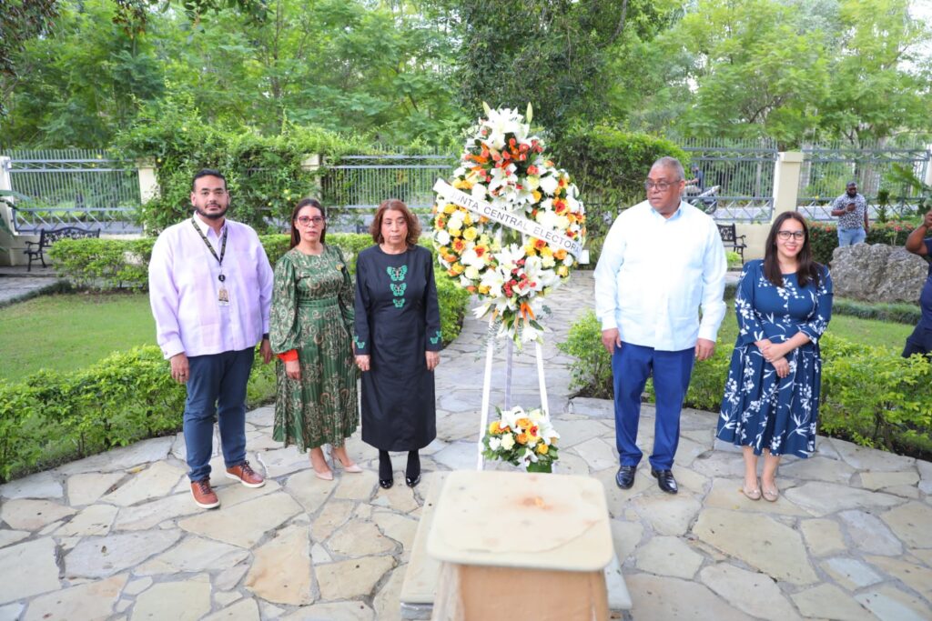 La imagen actual no tiene texto alternativo. El nombre del archivo es: Dolores-Fernandez-califica-como-simbolos-inmortales-de-la-lucha-por-la-libertad-y-justicia-a-las-hermanas-Mirabal.jpeg
