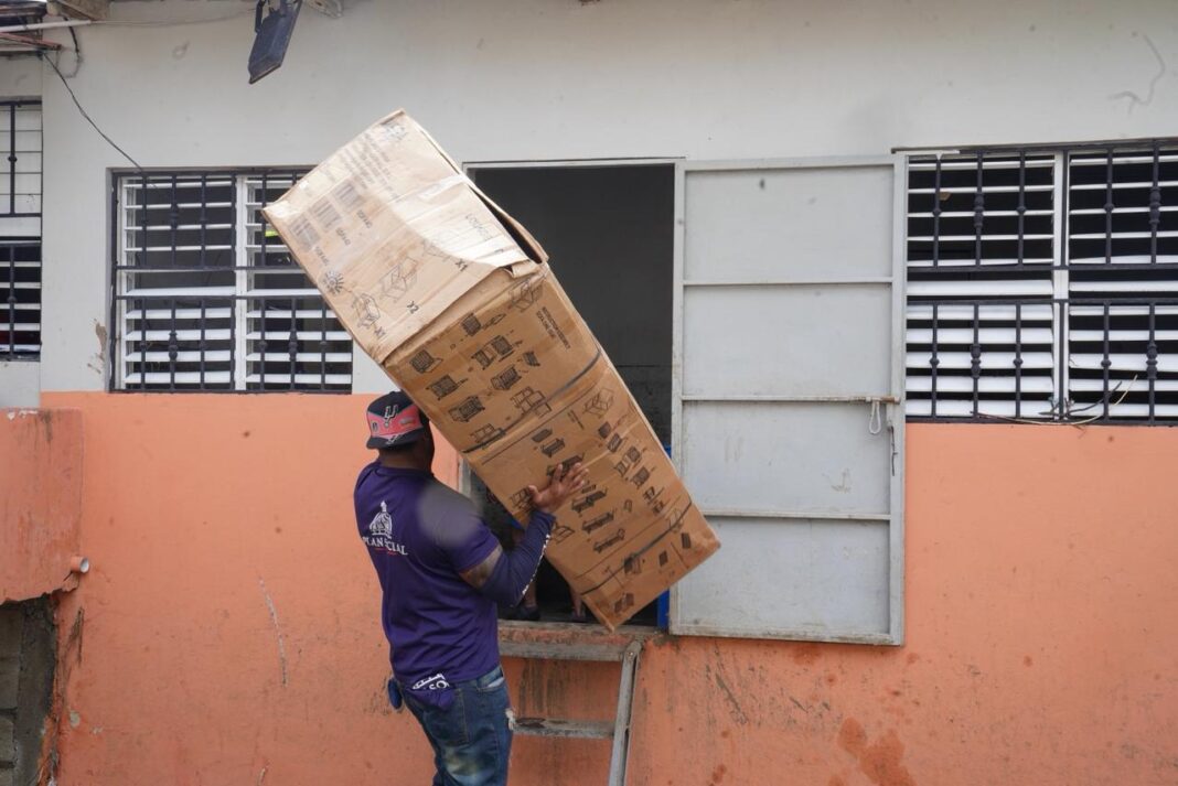 Familias residentes en La Cañada 30 de Mayo y Las Colinas en Baní afectadas por el huracán Melissa