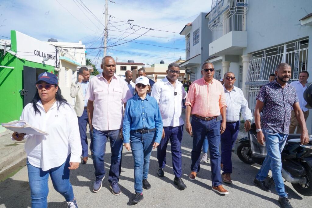 La imagen actual no tiene texto alternativo. El nombre del archivo es: Familias-residentes-en-La-Canada-30-de-Mayo-y-Las-Colinas-en-Bani-afectadas-por-el-huracan-Melissa-aseguran-Gobierno-nunca.jpeg