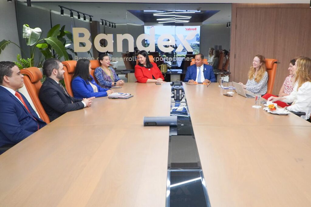 La imagen actual no tiene texto alternativo. El nombre del archivo es: Firman-acuerdo-de-proyectos-de-desarrollo.jpg