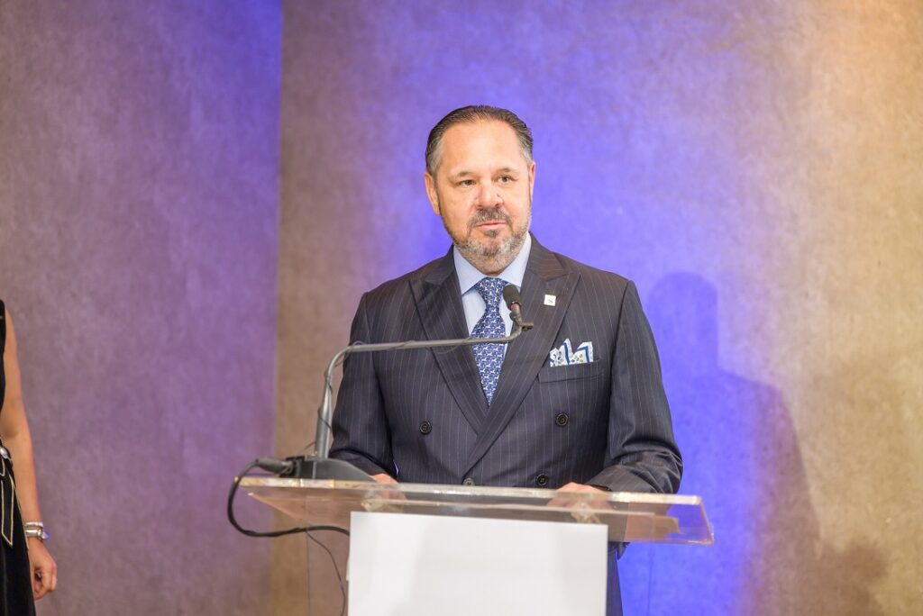 La imagen actual no tiene texto alternativo. El nombre del archivo es: Henry-Fuentes-vicepresidente-ejecutivo-de-AFP-Reservas-habla-en-el-coctel-de-celebracion-del-24-aniversario-de-la-institucion.jpg