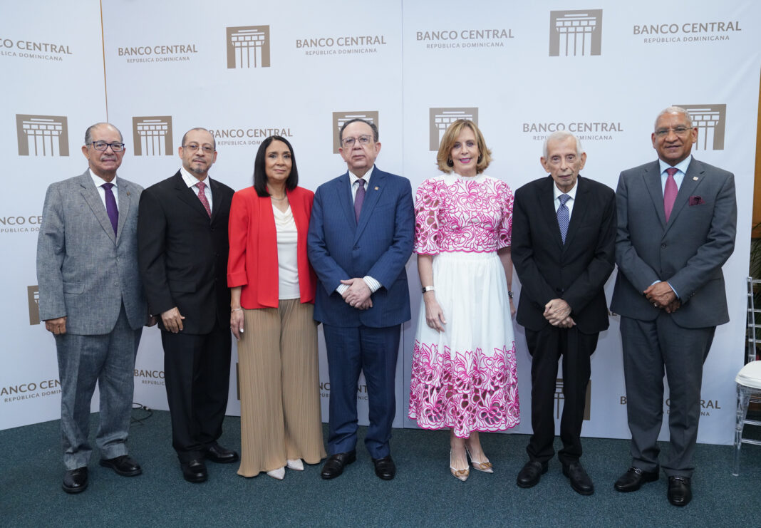 José Alcántara, Tulio Cordero, Vivian Jiménez, Héctor Valdez Albizu, Clarissa de la Rocha de Torres, Luis Beiro Álvarez y Ervin Novas Bello